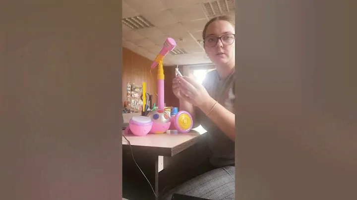 Детский микрофон на стойке