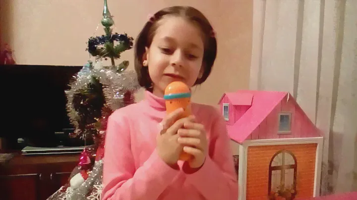Оля поет в микрофон караоке